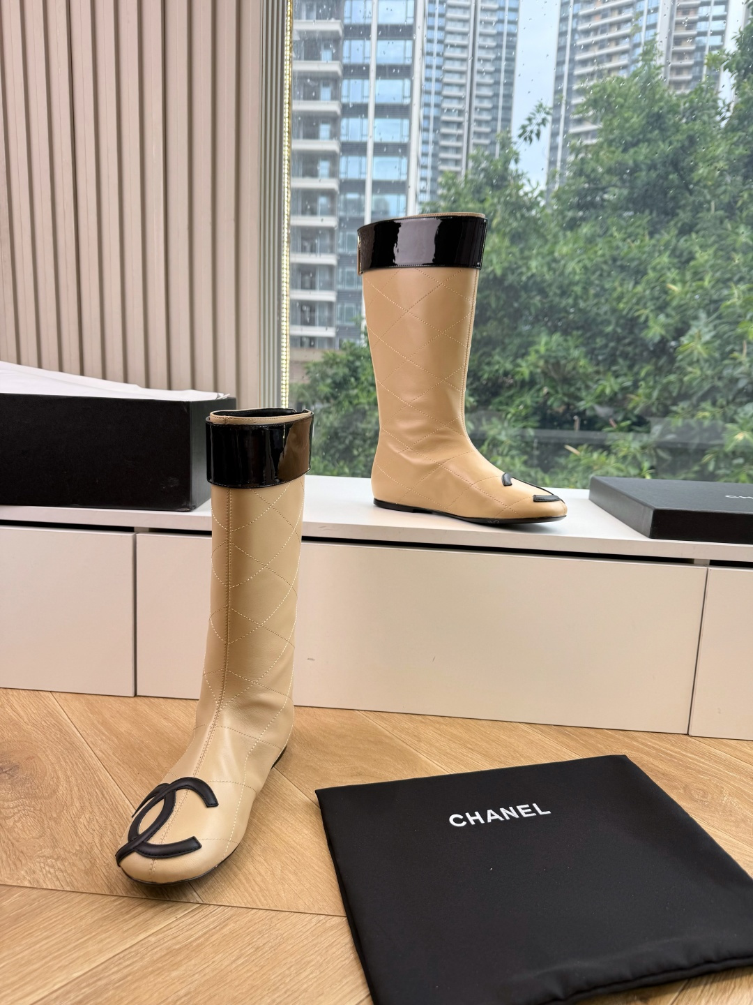 G238所得CHANE*|小香新品骑士靴在米兰时尚的T台上 亮相便艳惊四座 成功晋升为潮流人士的梦中情靴 。 经典的双C G238所得CHANE*|小香新品骑士靴在米兰时尚的T台上 亮相便艳惊四座 成功晋升为潮流人士的梦中情靴 。 经典的双C