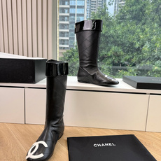 G238所得CHANE*|小香新品骑士靴在米兰时尚的T台上 亮相便艳惊四座 成功晋升为潮流人士的梦中情靴 。 经典的双C G238所得CHANE*|小香新品骑士靴在米兰时尚的T台上 亮相便艳惊四座 成功晋升为潮流人士的梦中情靴 。 经典的双C