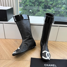 G238所得CHANE*|小香新品骑士靴在米兰时尚的T台上 亮相便艳惊四座 成功晋升为潮流人士的梦中情靴 。 经典的双C G238所得CHANE*|小香新品骑士靴在米兰时尚的T台上 亮相便艳惊四座 成功晋升为潮流人士的梦中情靴 。 经典的双C