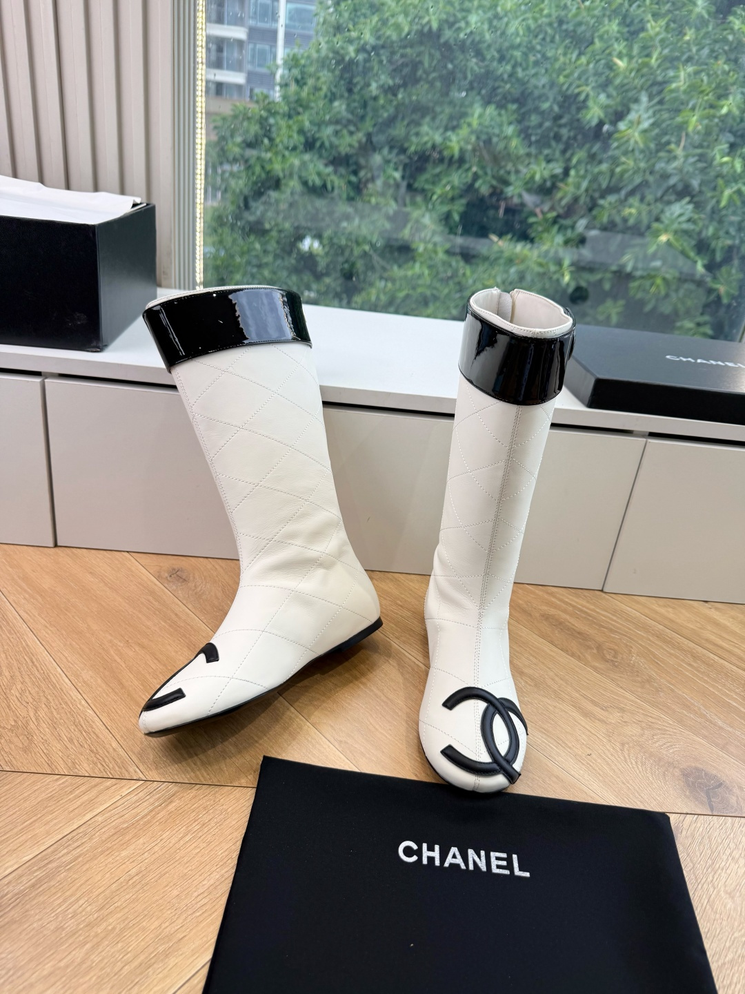 G238所得CHANE*|小香新品骑士靴在米兰时尚的T台上 亮相便艳惊四座 成功晋升为潮流人士的梦中情靴 。 经典的双C G238所得CHANE*|小香新品骑士靴在米兰时尚的T台上 亮相便艳惊四座 成功晋升为潮流人士的梦中情靴 。 经典的双C
