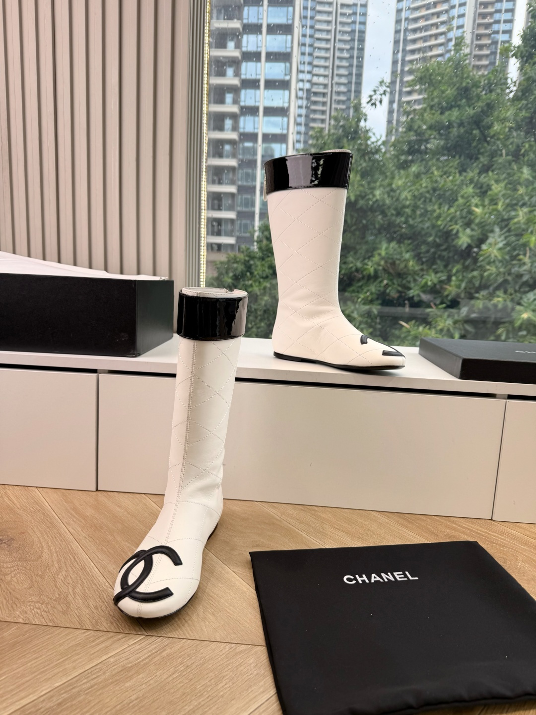 G238所得CHANE*|小香新品骑士靴在米兰时尚的T台上 亮相便艳惊四座 成功晋升为潮流人士的梦中情靴 。 经典的双C G238所得CHANE*|小香新品骑士靴在米兰时尚的T台上 亮相便艳惊四座 成功晋升为潮流人士的梦中情靴 。 经典的双C