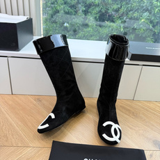 G238所得CHANE*|小香新品骑士靴在米兰时尚的T台上 亮相便艳惊四座 成功晋升为潮流人士的梦中情靴 。 经典的双C G238所得CHANE*|小香新品骑士靴在米兰时尚的T台上 亮相便艳惊四座 成功晋升为潮流人士的梦中情靴 。 经典的双C