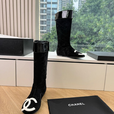 G238所得CHANE*|小香新品骑士靴在米兰时尚的T台上 亮相便艳惊四座 成功晋升为潮流人士的梦中情靴 。 经典的双C G238所得CHANE*|小香新品骑士靴在米兰时尚的T台上 亮相便艳惊四座 成功晋升为潮流人士的梦中情靴 。 经典的双C