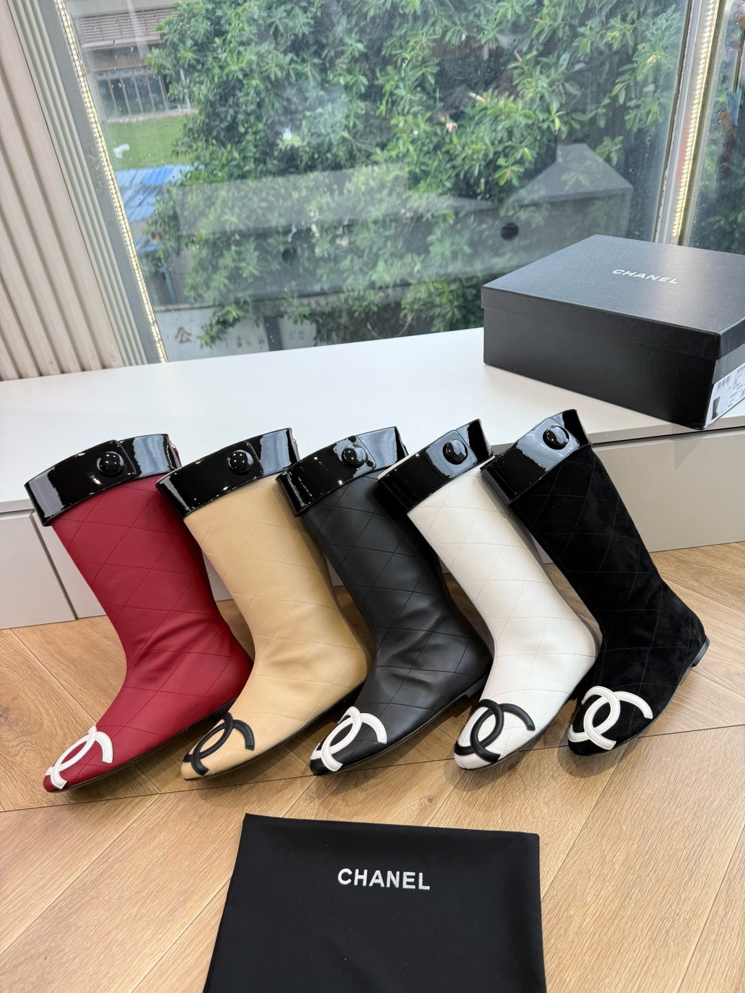 G238所得CHANE*|小香新品骑士靴在米兰时尚的T台上 亮相便艳惊四座 成功晋升为潮流人士的梦中情靴 。 经典的双C G238所得CHANE*|小香新品骑士靴在米兰时尚的T台上 亮相便艳惊四座 成功晋升为潮流人士的梦中情靴 。 经典的双C