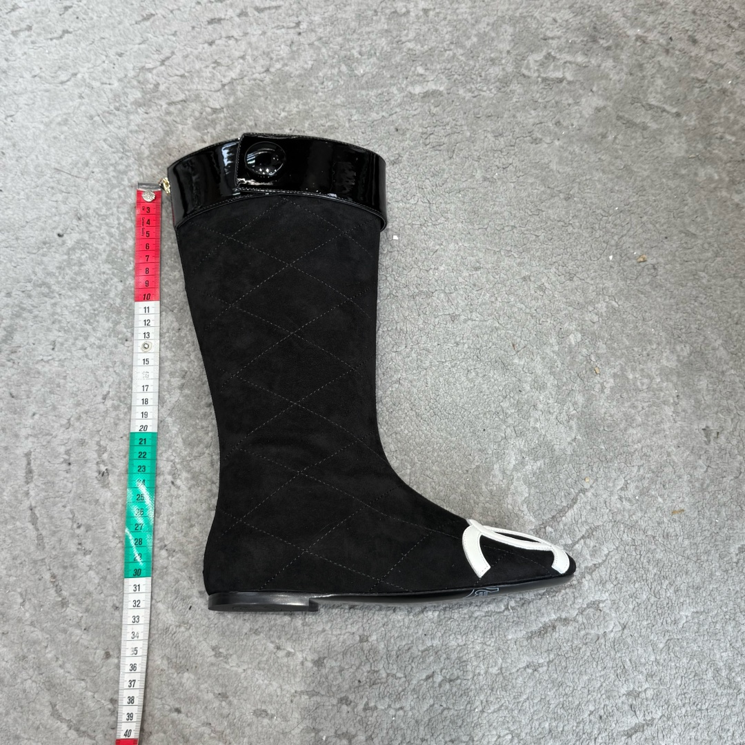G238所得CHANE*｜小香新品骑士靴在米兰时尚的T台上 亮相便艳惊四座 成功晋升为潮流人士的梦中情靴 。 经典的双C