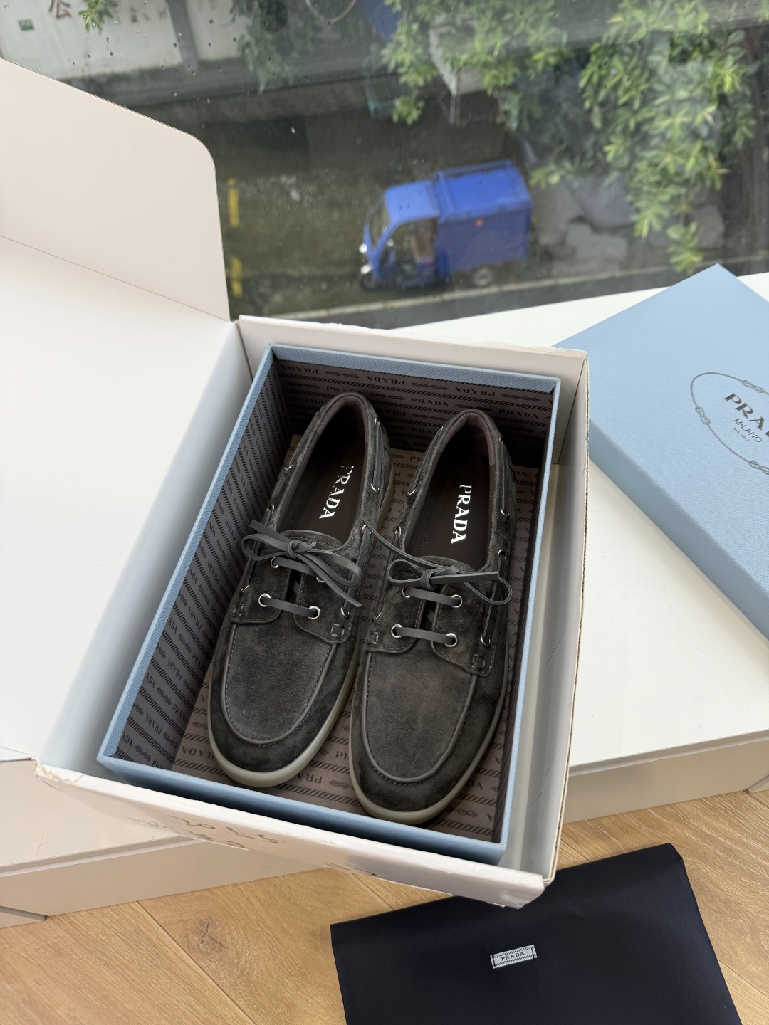 G887统一飞机盒顶级品质所见即所得Prada/普拉达新品复古三角标褶皱粗跟平底玛丽珍鞋乐福鞋 当米兰1913的经典基因