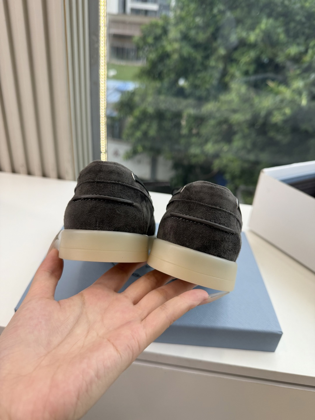 G887统一飞机盒顶级品质所见即所得Prada/普拉达新品复古三角标褶皱粗跟平底玛丽珍鞋乐福鞋 当米兰1913的经典基因