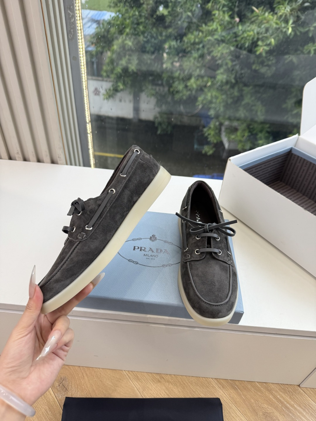 G887统一飞机盒顶级品质所见即所得Prada/普拉达新品复古三角标褶皱粗跟平底玛丽珍鞋乐福鞋 当米兰1913的经典基因