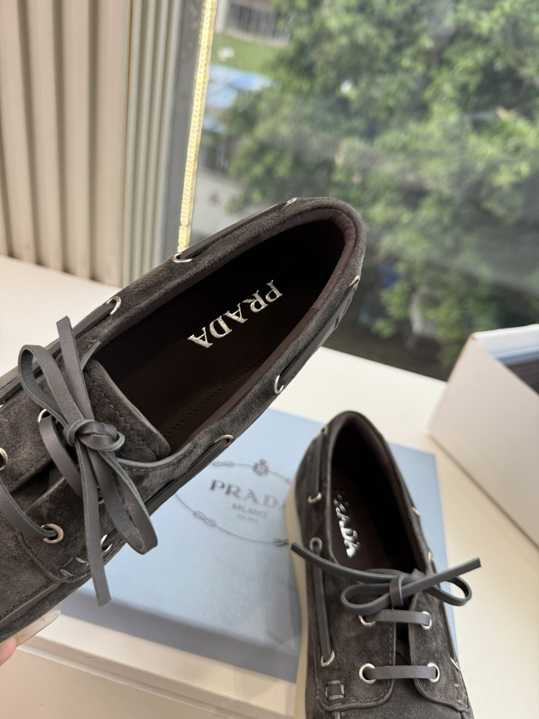 G887统一飞机盒顶级品质所见即所得Prada/普拉达新品复古三角标褶皱粗跟平底玛丽珍鞋乐福鞋 当米兰1913的经典基因