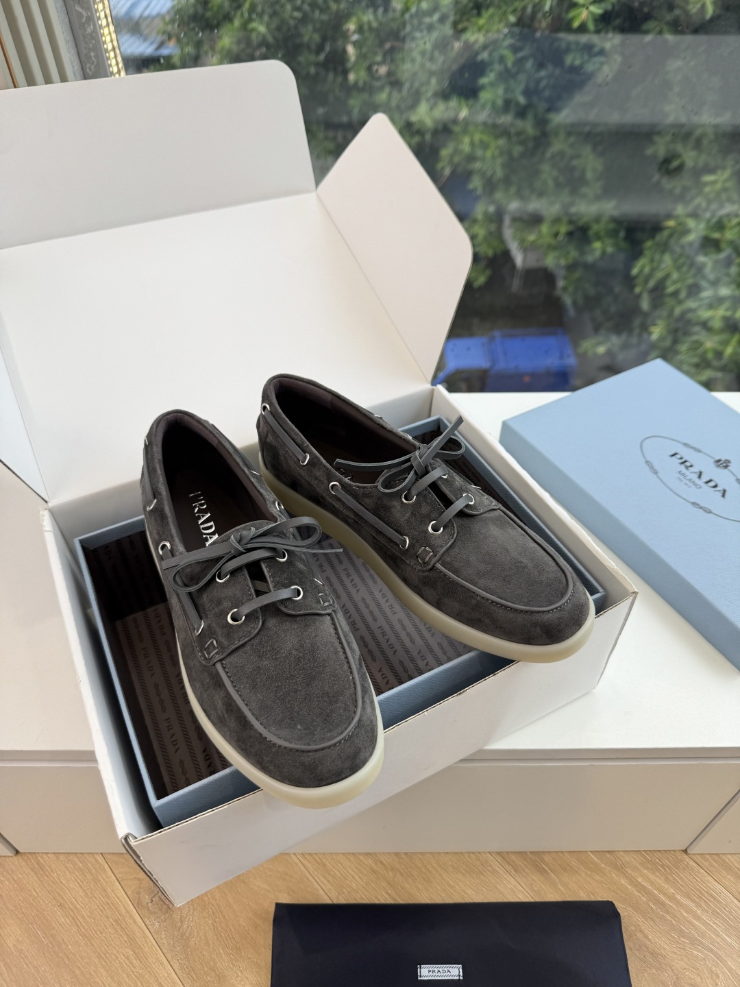 G887统一飞机盒顶级品质所见即所得Prada/普拉达新品复古三角标褶皱粗跟平底玛丽珍鞋乐福鞋 当米兰1913的经典基因