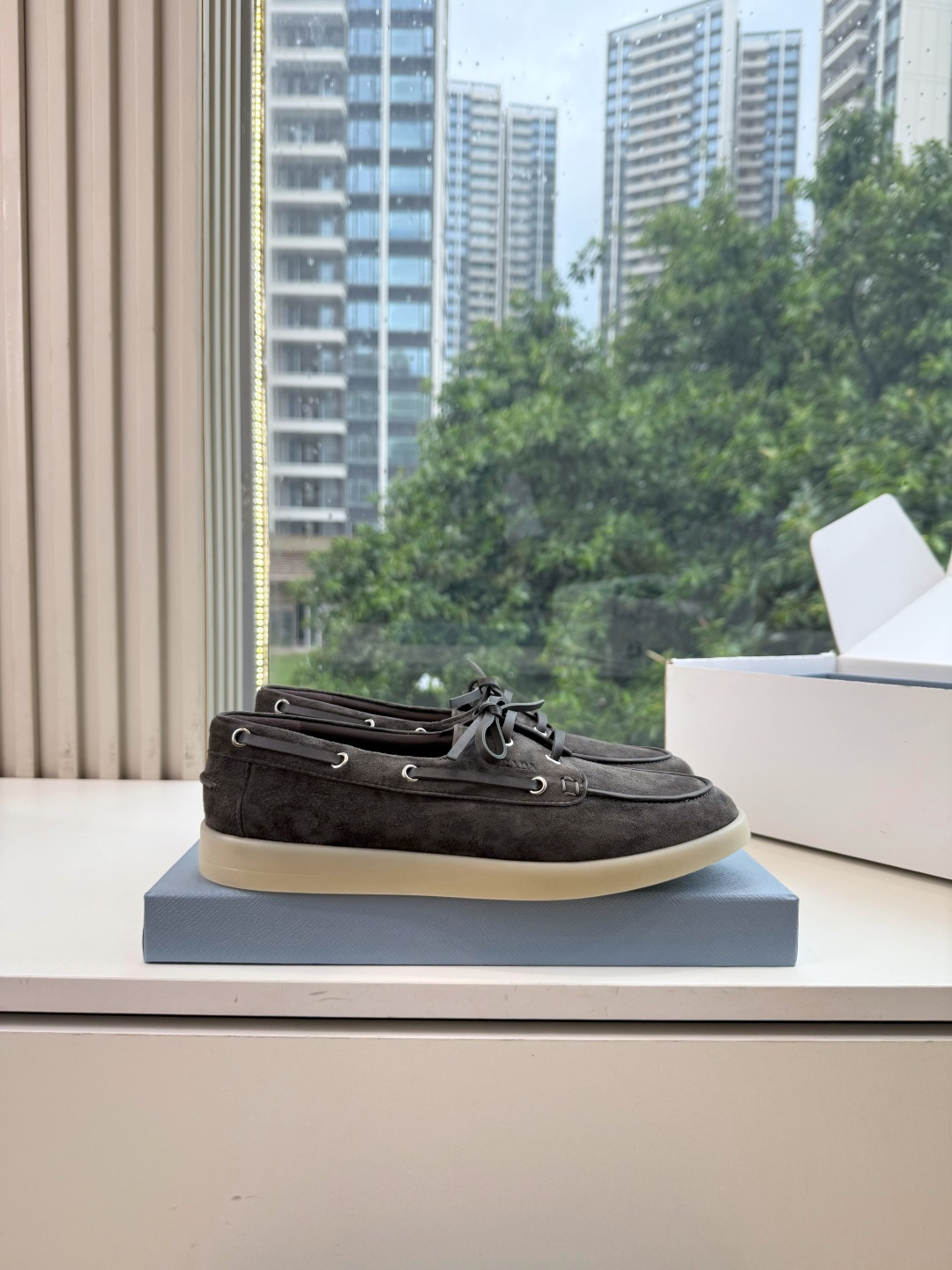 G887统一飞机盒顶级品质所见即所得Prada/普拉达新品复古三角标褶皱粗跟平底玛丽珍鞋乐福鞋 当米兰1913的经典基因