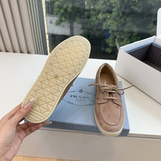 G887统一飞机盒顶级品质所见即所得Prada/普拉达新品复古三角标褶皱粗跟平底玛丽珍鞋乐福鞋 当米兰1913的经典基因 G887统一飞机盒顶级品质所见即所得Prada/普拉达新品复古三角标褶皱粗跟平底玛丽珍鞋乐福鞋 当米兰1913的经典基因