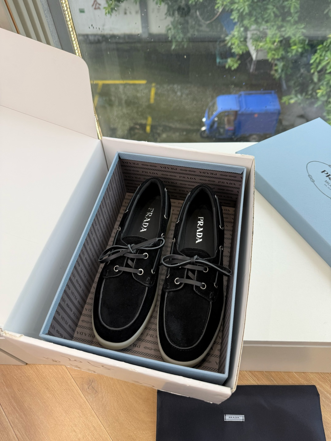 G887统一飞机盒顶级品质所见即所得Prada/普拉达新品复古三角标褶皱粗跟平底玛丽珍鞋乐福鞋 当米兰1913的经典基因