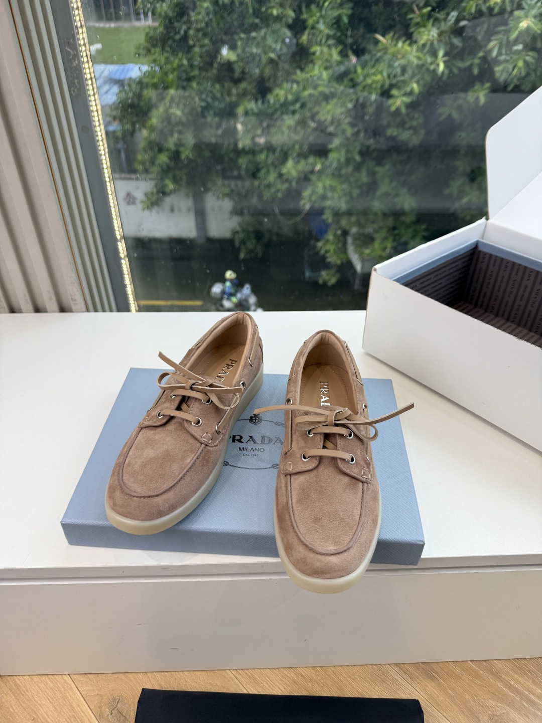 G887统一飞机盒顶级品质所见即所得Prada/普拉达新品复古三角标褶皱粗跟平底玛丽珍鞋乐福鞋 当米兰1913的经典基因