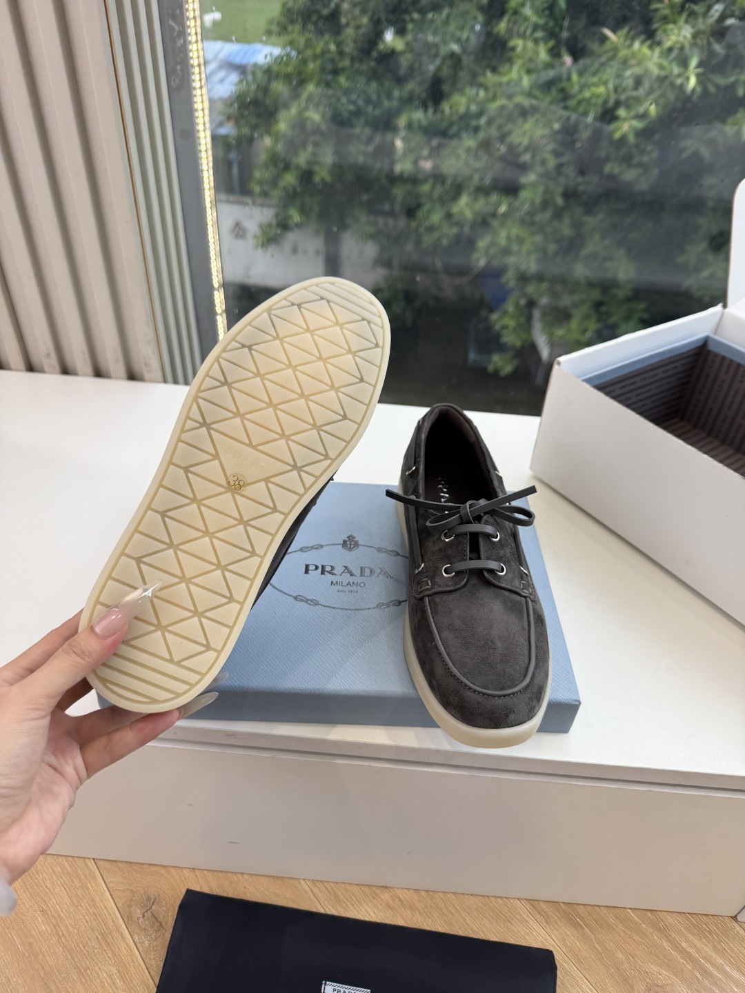 G887统一飞机盒顶级品质所见即所得Prada/普拉达新品复古三角标褶皱粗跟平底玛丽珍鞋乐福鞋 当米兰1913的经典基因
