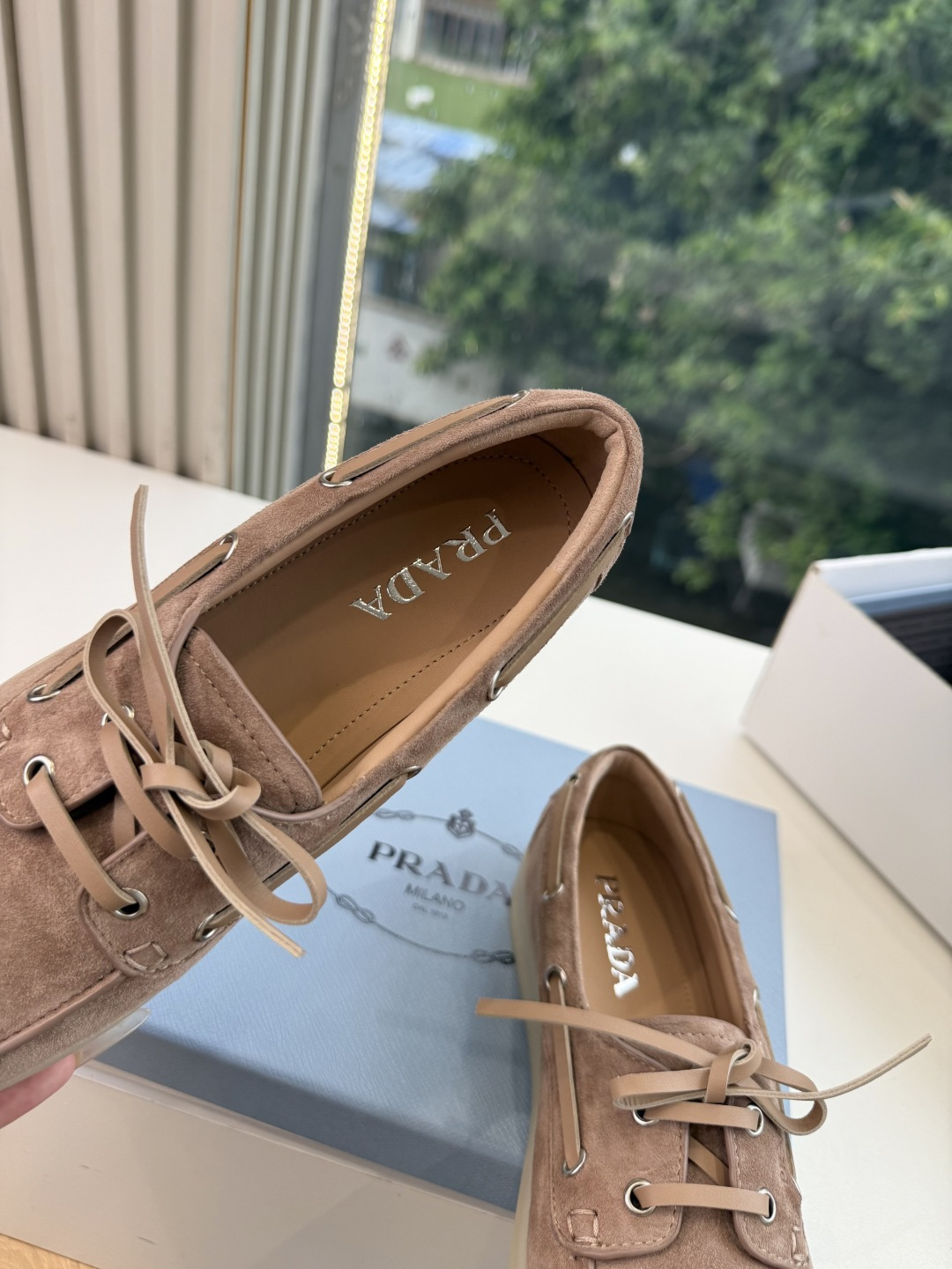 G887统一飞机盒顶级品质所见即所得Prada/普拉达新品复古三角标褶皱粗跟平底玛丽珍鞋乐福鞋 当米兰1913的经典基因 G887统一飞机盒顶级品质所见即所得Prada/普拉达新品复古三角标褶皱粗跟平底玛丽珍鞋乐福鞋 当米兰1913的经典基因