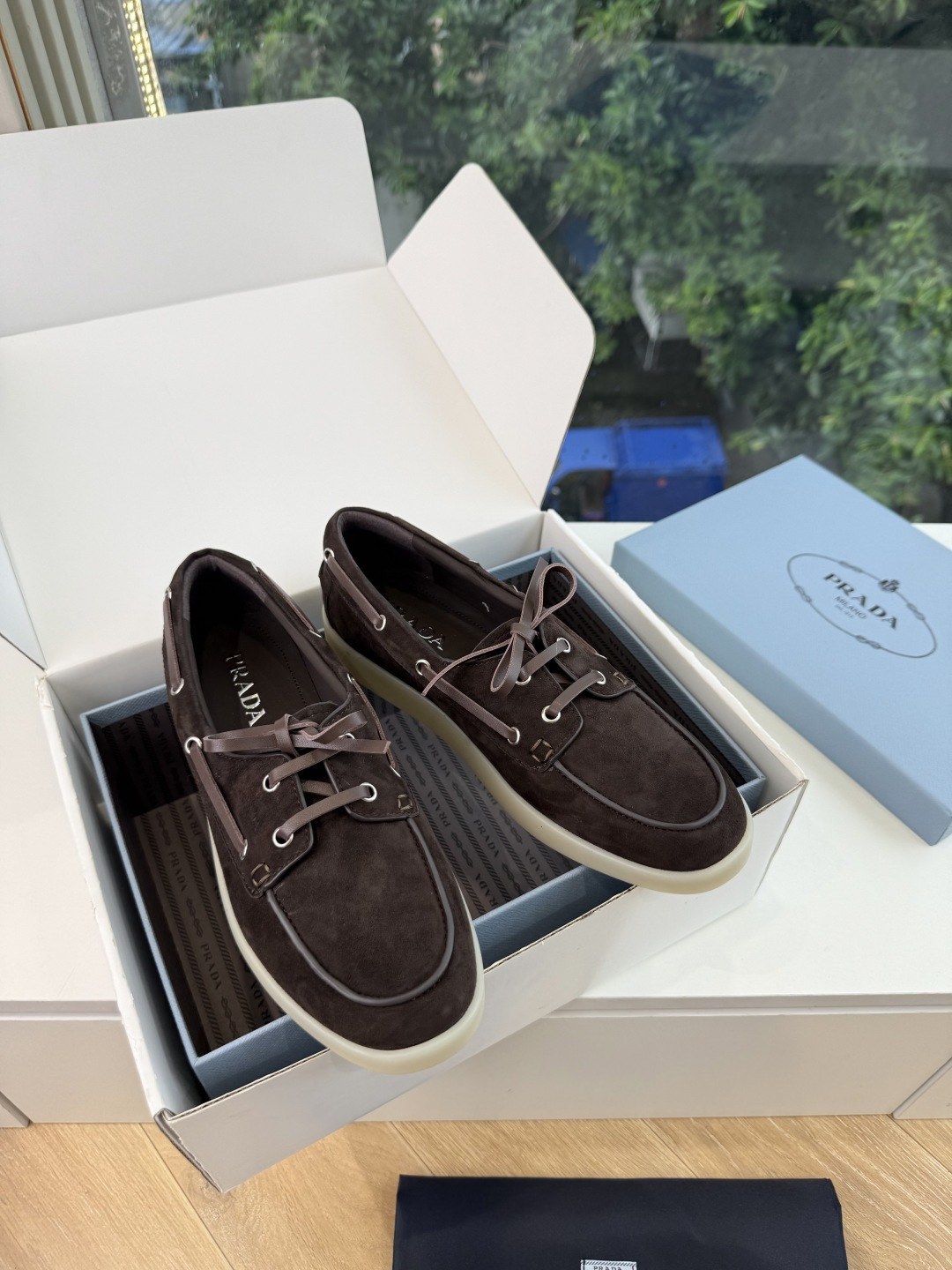 G887统一飞机盒顶级品质所见即所得Prada/普拉达新品复古三角标褶皱粗跟平底玛丽珍鞋乐福鞋 当米兰1913的经典基因