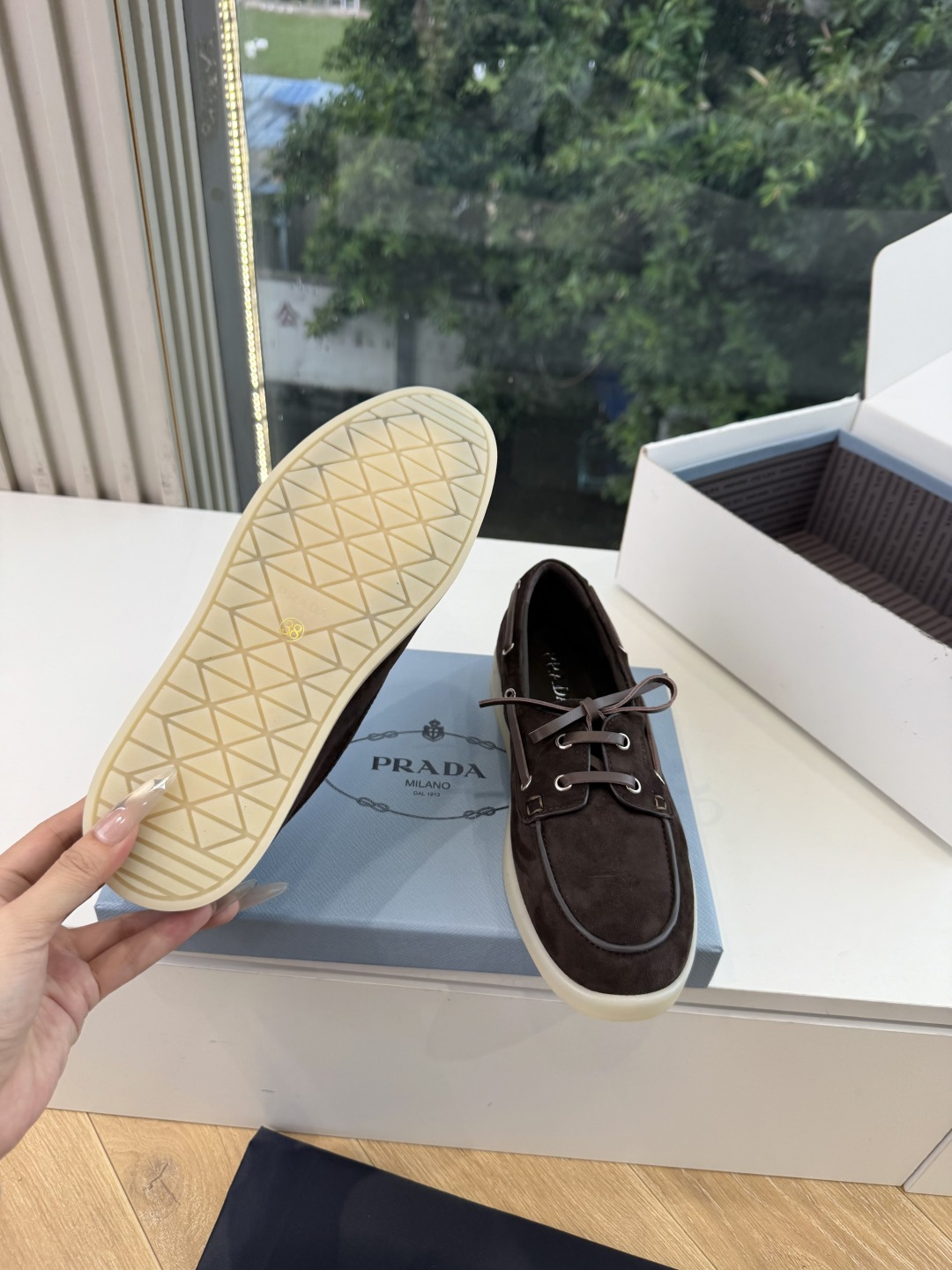 G887统一飞机盒顶级品质所见即所得Prada/普拉达新品复古三角标褶皱粗跟平底玛丽珍鞋乐福鞋 当米兰1913的经典基因