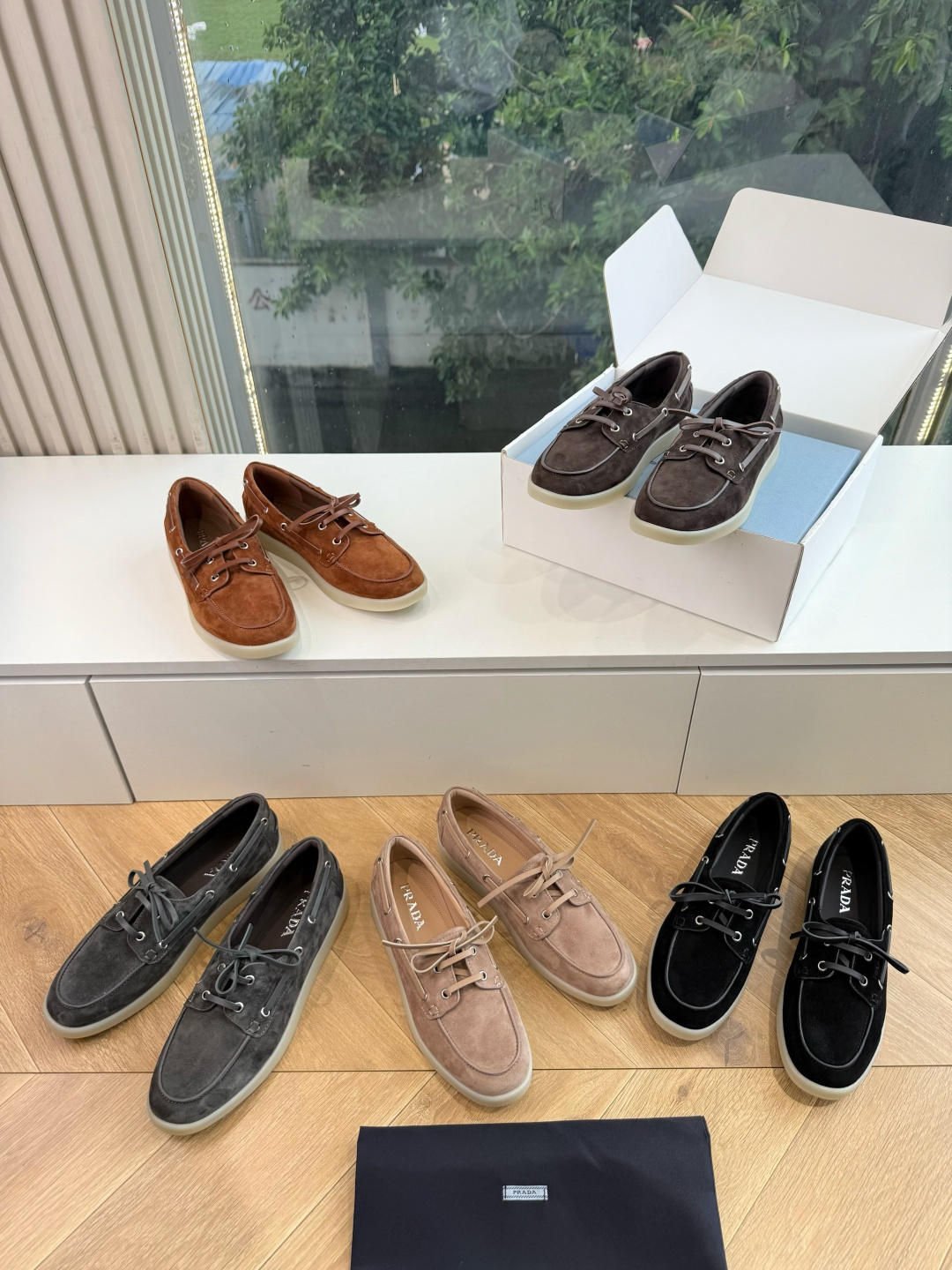 G887统一飞机盒顶级品质所见即所得Prada/普拉达新品复古三角标褶皱粗跟平底玛丽珍鞋乐福鞋 当米兰1913的经典基因