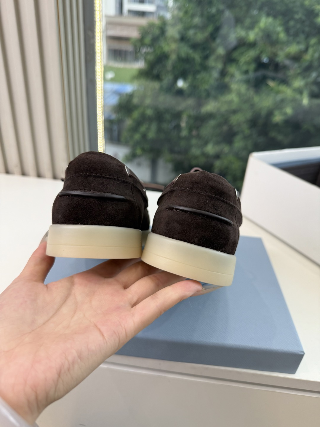 G887统一飞机盒顶级品质所见即所得Prada/普拉达新品复古三角标褶皱粗跟平底玛丽珍鞋乐福鞋 当米兰1913的经典基因
