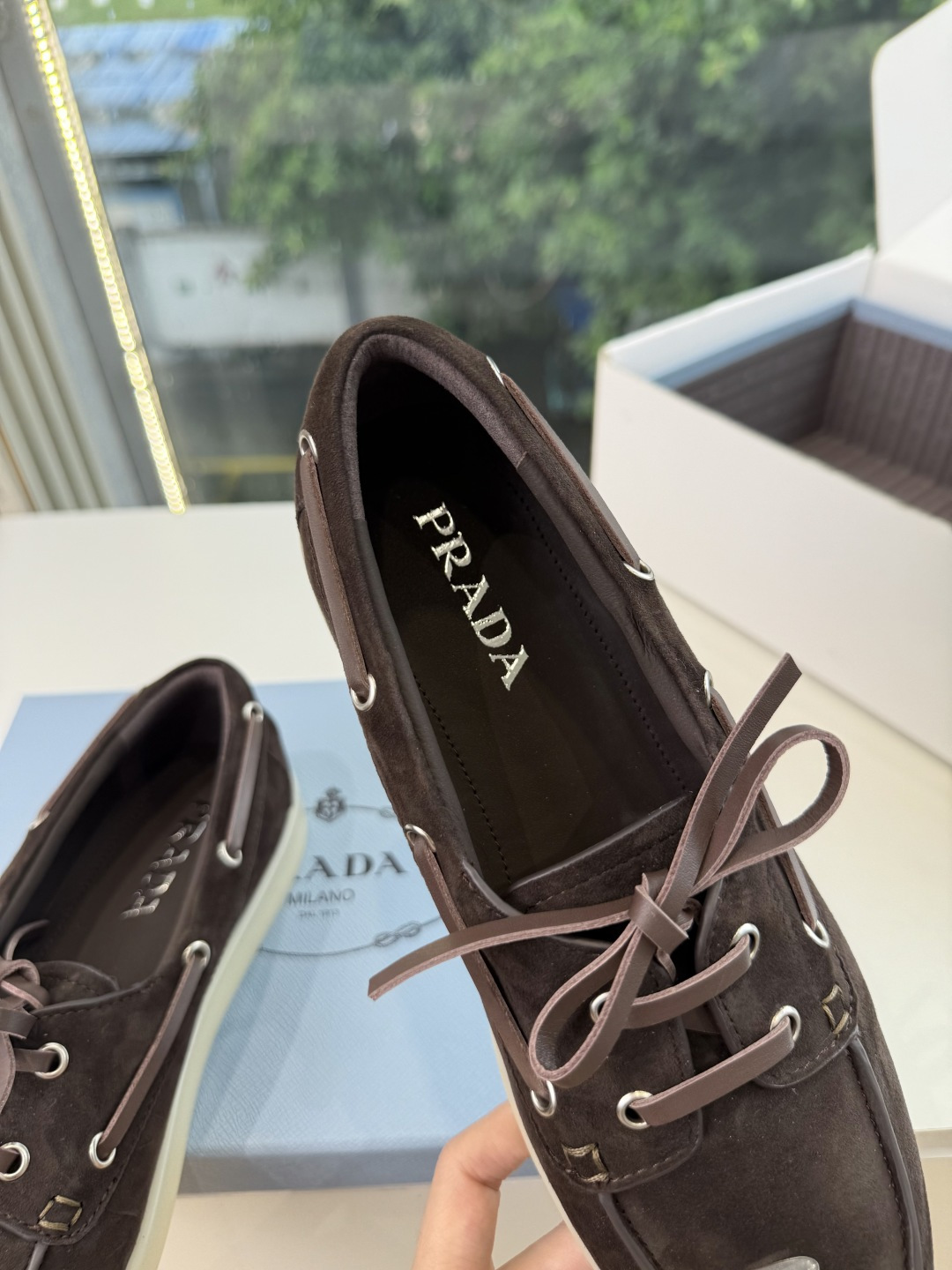 G887统一飞机盒顶级品质所见即所得Prada/普拉达新品复古三角标褶皱粗跟平底玛丽珍鞋乐福鞋 当米兰1913的经典基因