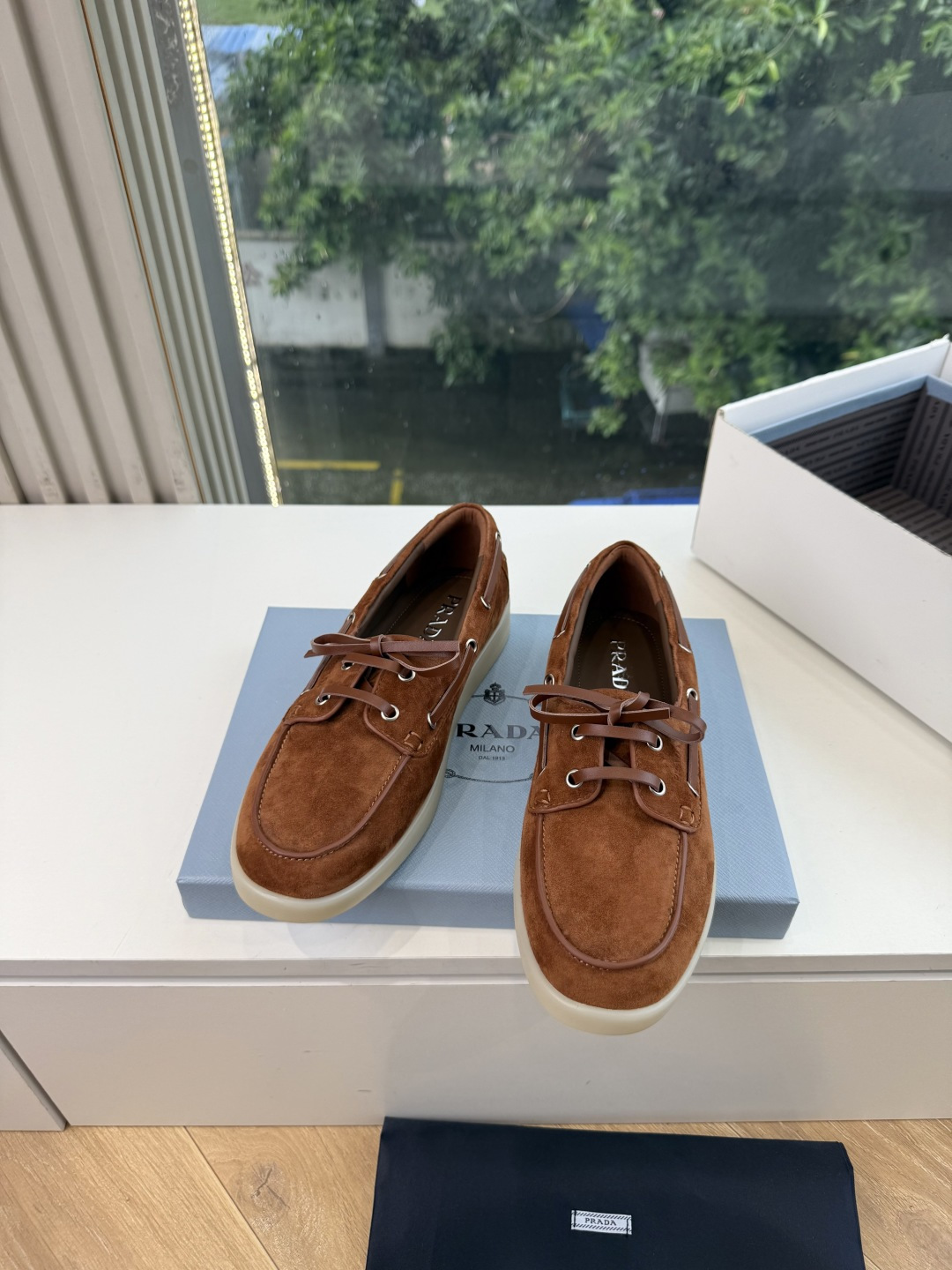 G887统一飞机盒顶级品质所见即所得Prada/普拉达新品复古三角标褶皱粗跟平底玛丽珍鞋乐福鞋 当米兰1913的经典基因