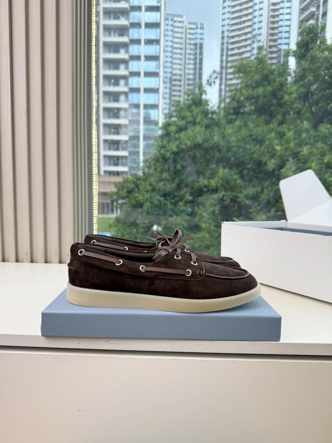 G887统一飞机盒顶级品质所见即所得Prada/普拉达新品复古三角标褶皱粗跟平底玛丽珍鞋乐福鞋 当米兰1913的经典基因