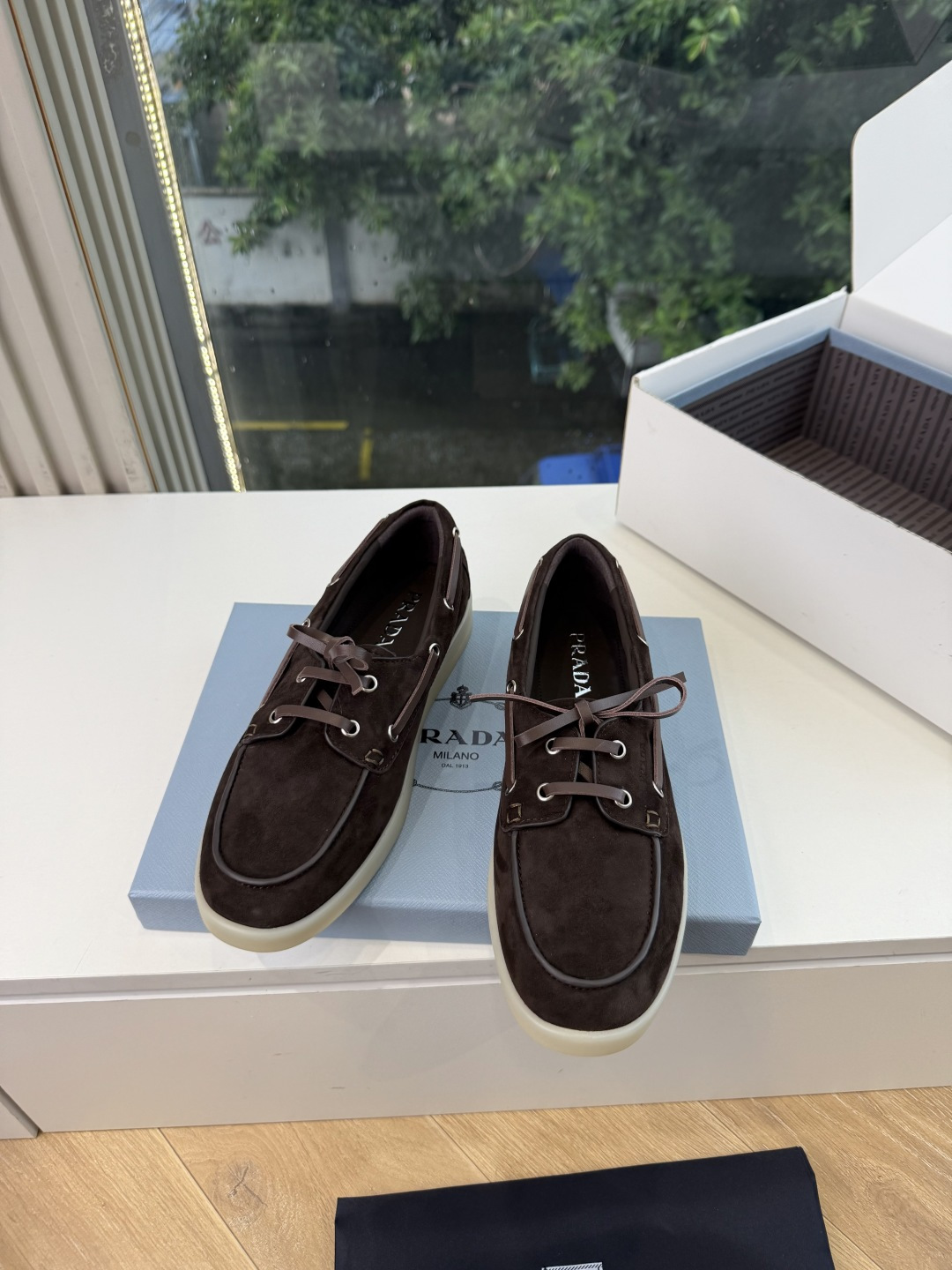 G887统一飞机盒顶级品质所见即所得Prada/普拉达新品复古三角标褶皱粗跟平底玛丽珍鞋乐福鞋 当米兰1913的经典基因