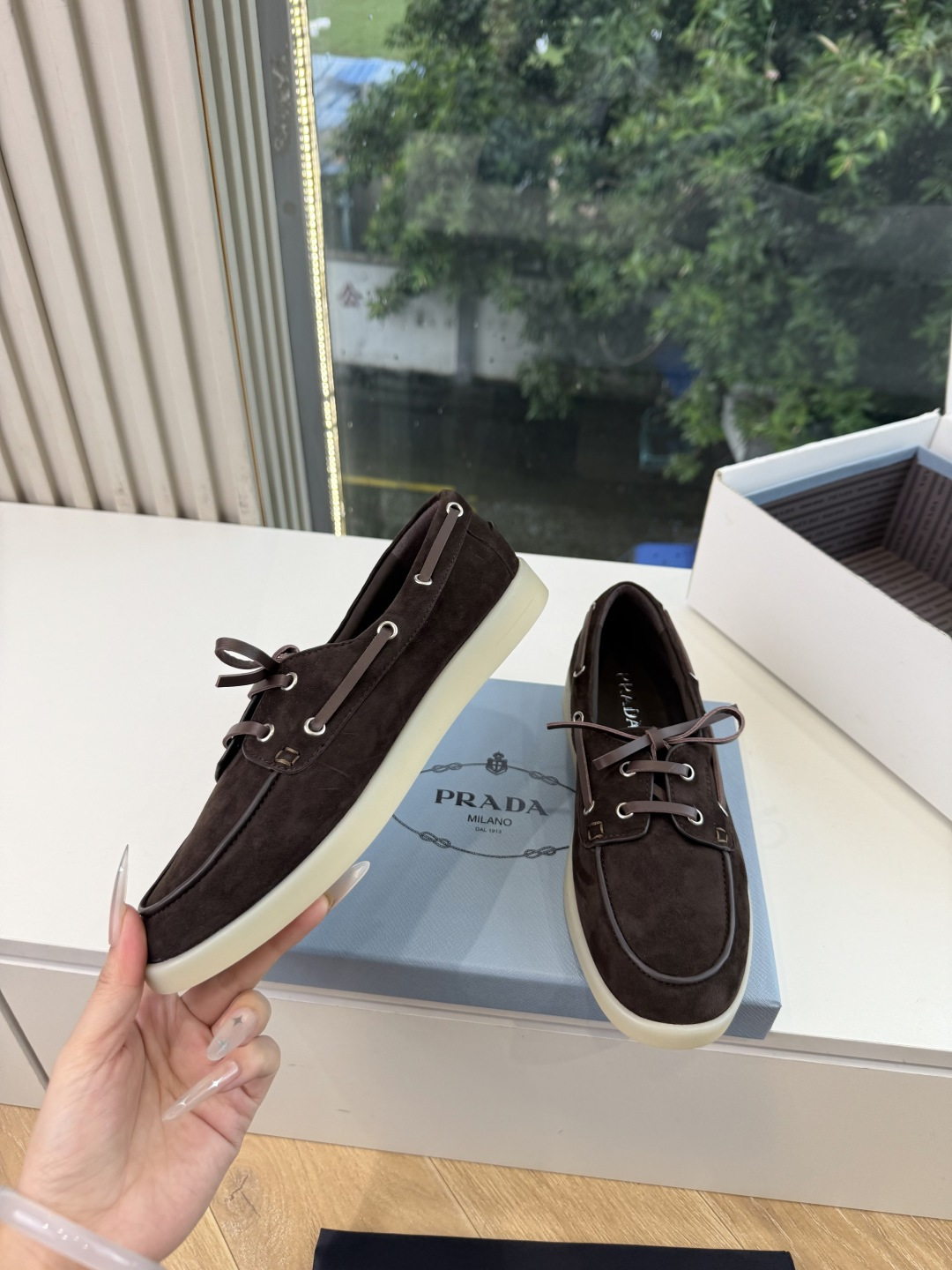 G887统一飞机盒顶级品质所见即所得Prada/普拉达新品复古三角标褶皱粗跟平底玛丽珍鞋乐福鞋 当米兰1913的经典基因