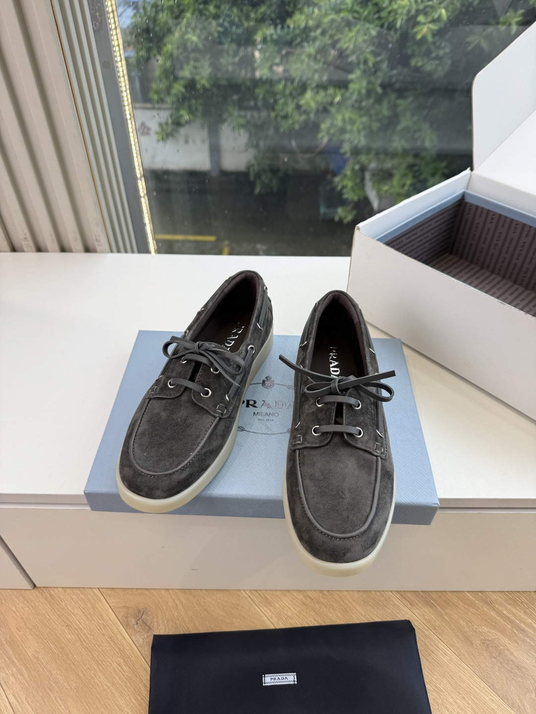 G887统一飞机盒顶级品质所见即所得Prada/普拉达新品复古三角标褶皱粗跟平底玛丽珍鞋乐福鞋 当米兰1913的经典基因