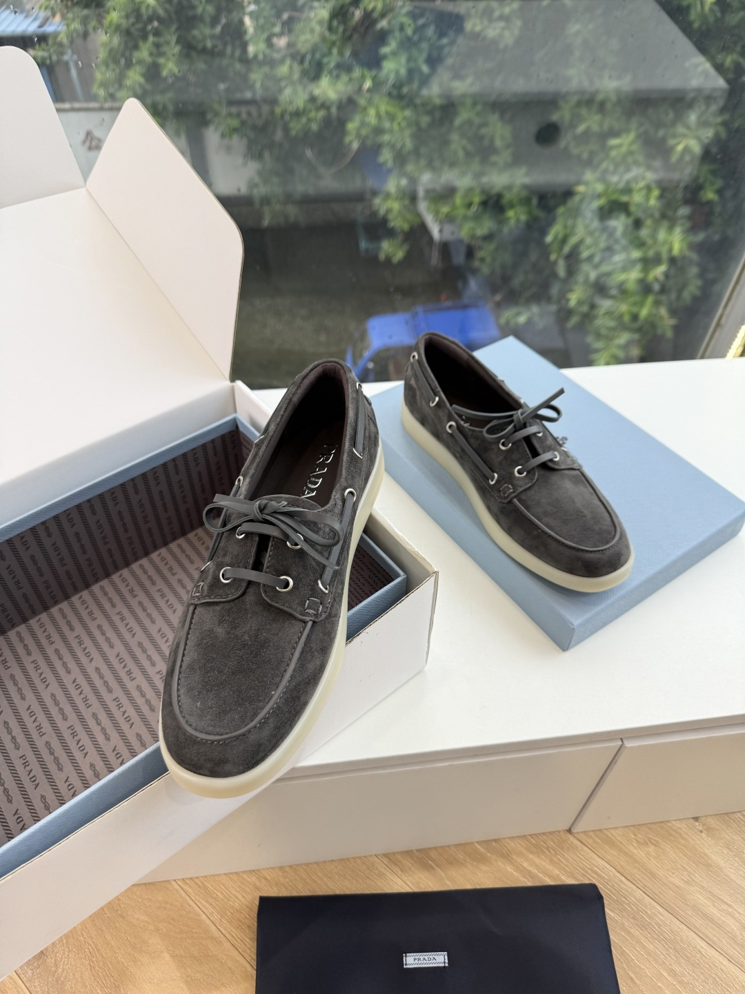 G887统一飞机盒顶级品质所见即所得Prada/普拉达新品复古三角标褶皱粗跟平底玛丽珍鞋乐福鞋 当米兰1913的经典基因