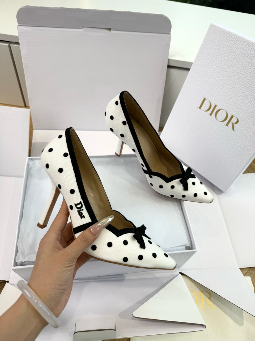 G269顶级品质 Dior 迪奥一眼就想要夏季单鞋简单大方‘低调奢华！ 配上醒目的Chanristian Dior标志织