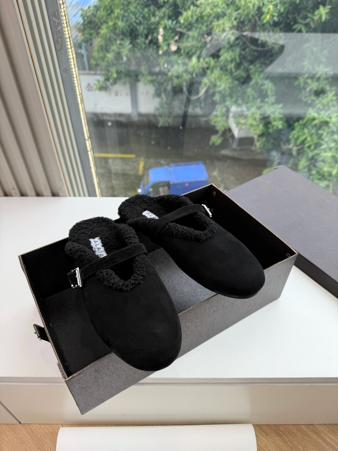 G241代购级别原版购入法国一线奢侈品牌ALAIA 阿莱亚秋冬天真的要来咯！羊羔绒鞋～ Alaia奶呼呼的秋冬单品，是谁