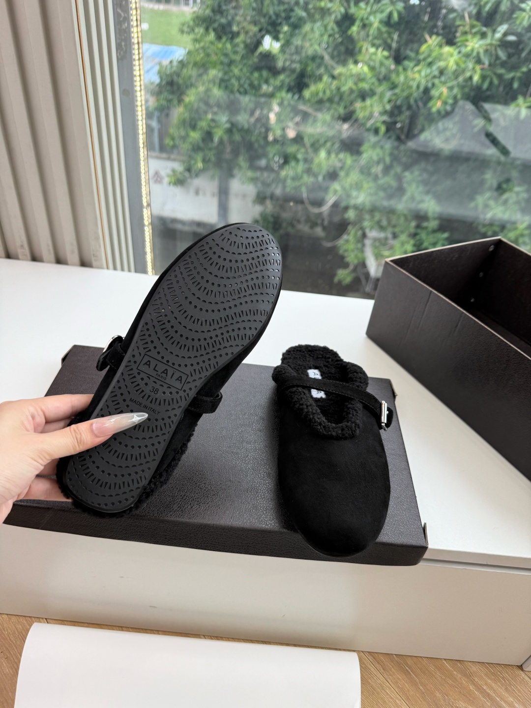 G241代购级别原版购入法国一线奢侈品牌ALAIA 阿莱亚秋冬天真的要来咯！羊羔绒鞋～ Alaia奶呼呼的秋冬单品，是谁