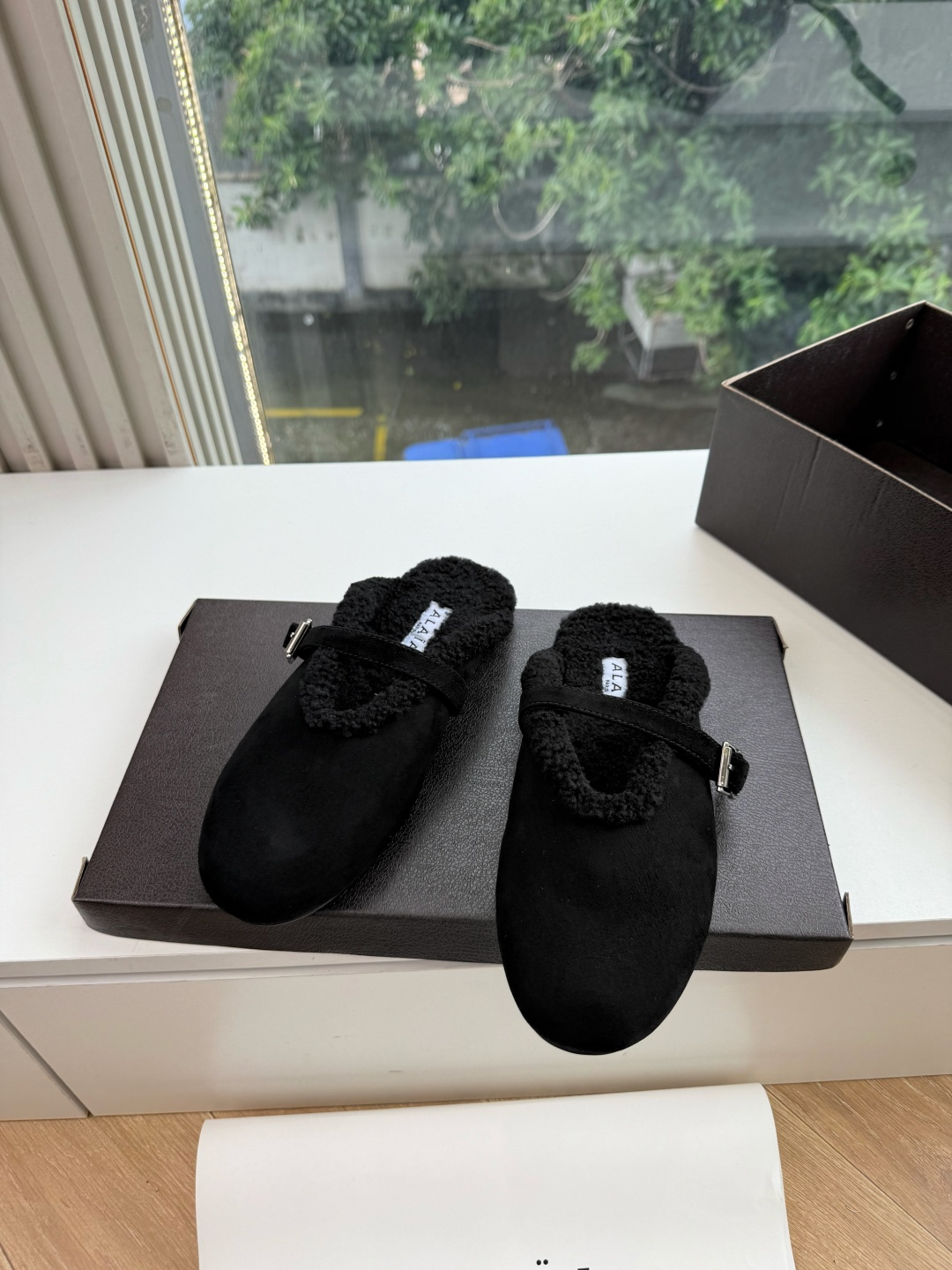 G241代购级别原版购入法国一线奢侈品牌ALAIA 阿莱亚秋冬天真的要来咯！羊羔绒鞋～ Alaia奶呼呼的秋冬单品，是谁