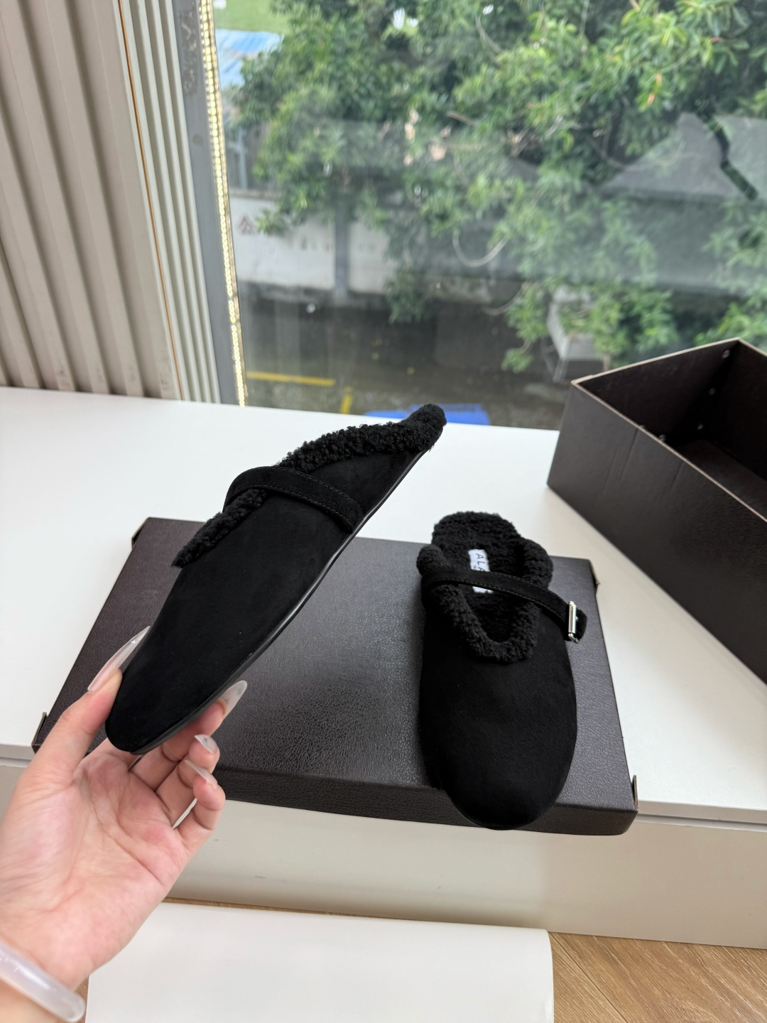 G241代购级别原版购入法国一线奢侈品牌ALAIA 阿莱亚秋冬天真的要来咯！羊羔绒鞋～ Alaia奶呼呼的秋冬单品，是谁
