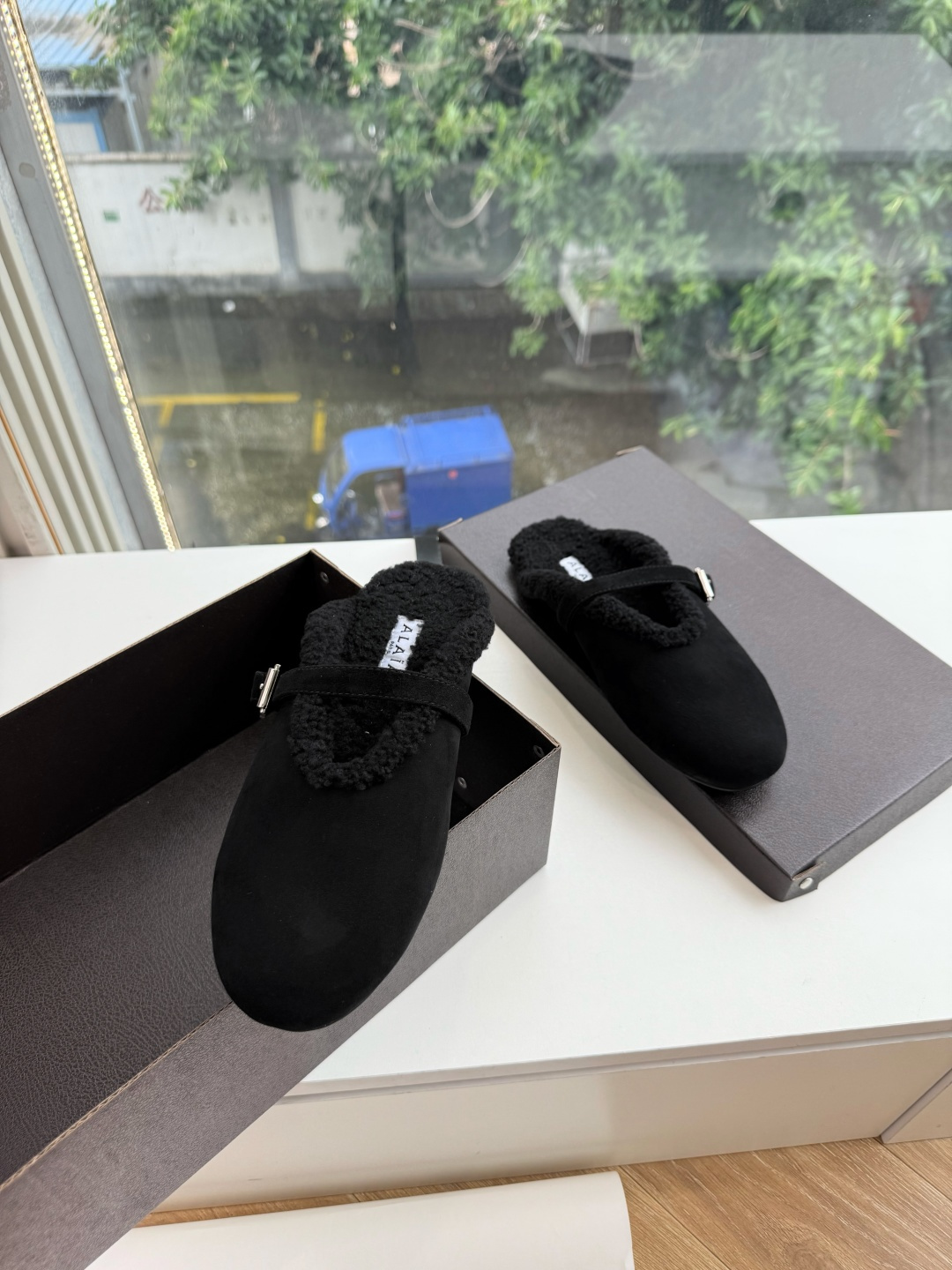 G241代购级别原版购入法国一线奢侈品牌ALAIA 阿莱亚秋冬天真的要来咯！羊羔绒鞋～ Alaia奶呼呼的秋冬单品，是谁