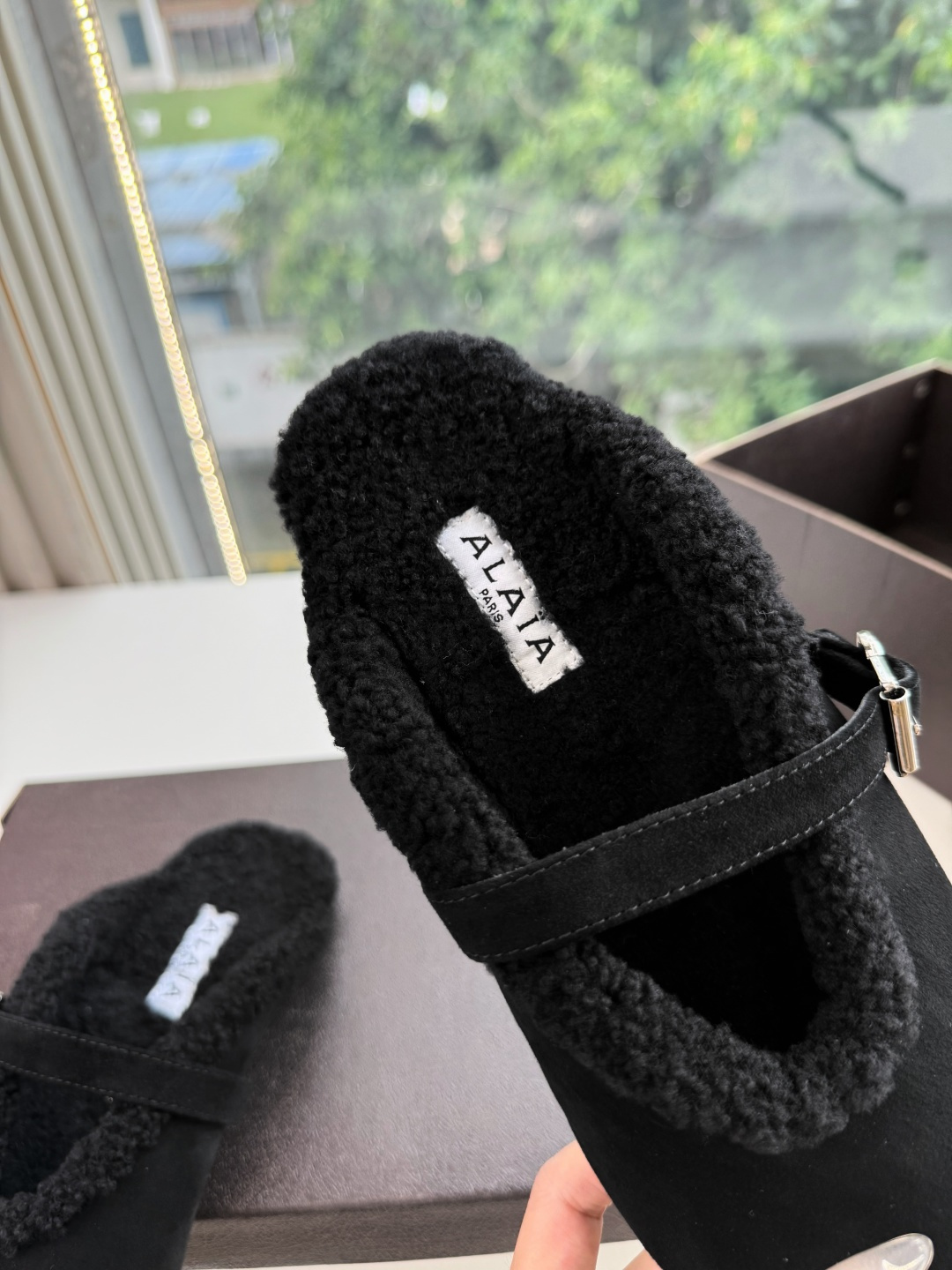 G241代购级别原版购入法国一线奢侈品牌ALAIA 阿莱亚秋冬天真的要来咯！羊羔绒鞋～ Alaia奶呼呼的秋冬单品，是谁