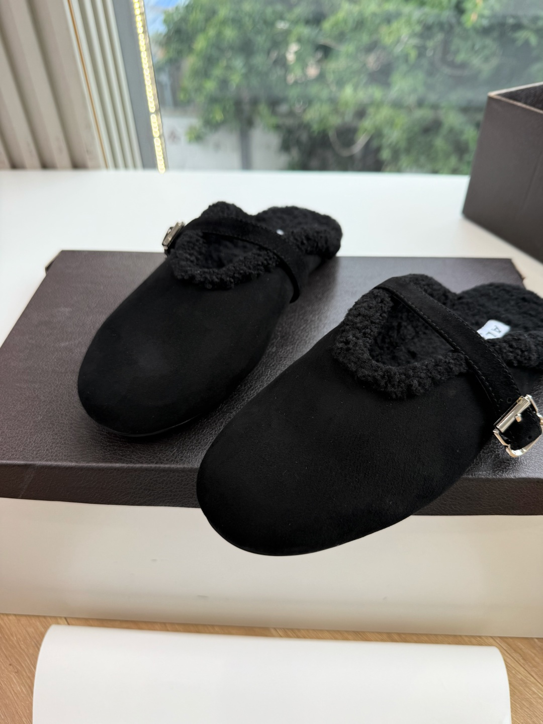 G241代购级别原版购入法国一线奢侈品牌ALAIA 阿莱亚秋冬天真的要来咯！羊羔绒鞋～ Alaia奶呼呼的秋冬单品，是谁