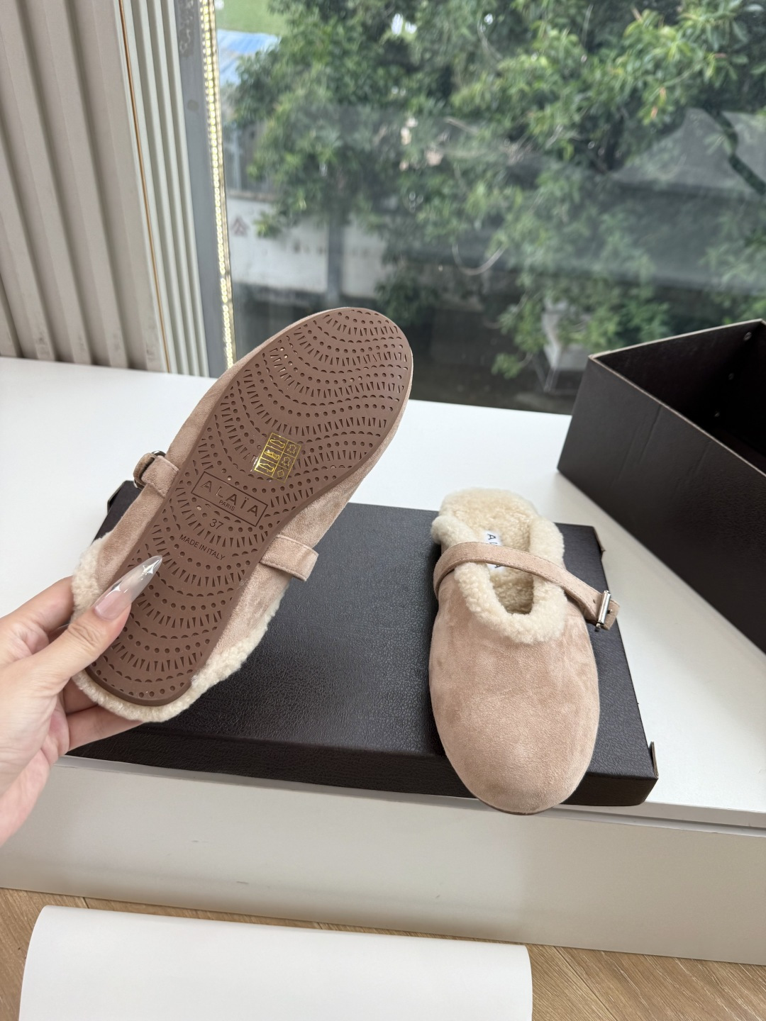 所见即所得G241代购级别原版购入法国一线奢侈品牌ALAIA 阿莱亚秋冬天真的要来咯！羊羔绒鞋～ Alaia奶呼呼的秋冬
