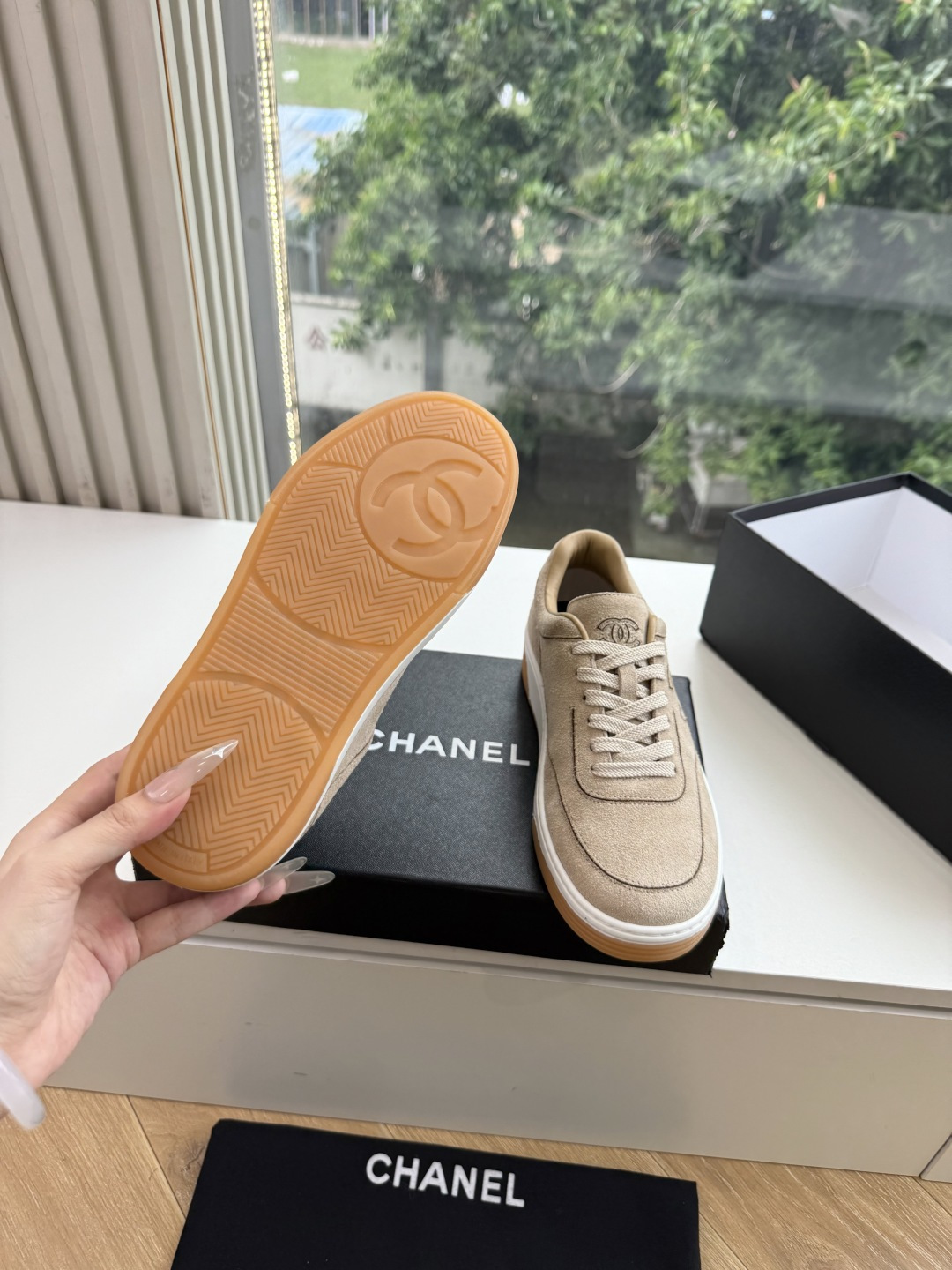 G059chanel26a球鞋美到心巴上 一买一个不吱声 讲道理 看到实物穿上脚 就会觉得右边黑色的更好看 有底有厚度 G059chanel26a球鞋美到心巴上 一买一个不吱声 讲道理 看到实物穿上脚 就会觉得右边黑色的更好看 有底有厚度