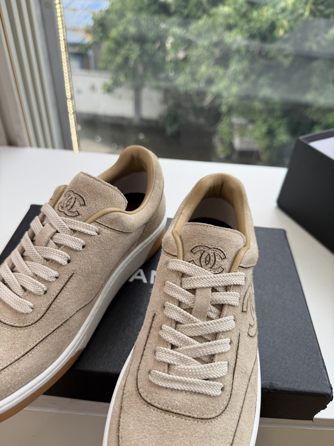G059chanel26a球鞋美到心巴上 一买一个不吱声 讲道理 看到实物穿上脚 就会觉得右边黑色的更好看 有底有厚度 G059chanel26a球鞋美到心巴上 一买一个不吱声 讲道理 看到实物穿上脚 就会觉得右边黑色的更好看 有底有厚度