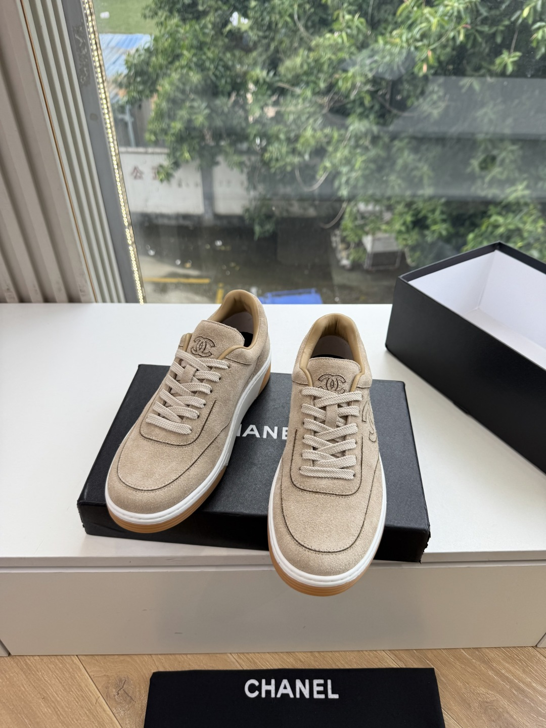 G059chanel26a球鞋美到心巴上 一买一个不吱声 讲道理 看到实物穿上脚 就会觉得右边黑色的更好看 有底有厚度 G059chanel26a球鞋美到心巴上 一买一个不吱声 讲道理 看到实物穿上脚 就会觉得右边黑色的更好看 有底有厚度