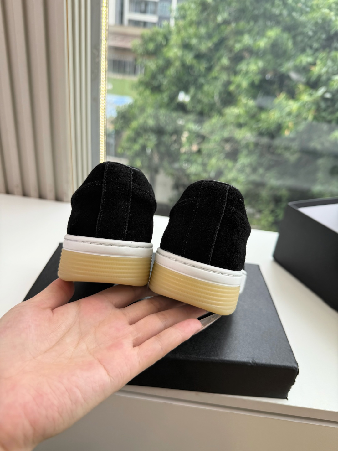 G059chanel26a球鞋美到心巴上 一买一个不吱声 讲道理 看到实物穿上脚 就会觉得右边黑色的更好看 有底有厚度 G059chanel26a球鞋美到心巴上 一买一个不吱声 讲道理 看到实物穿上脚 就会觉得右边黑色的更好看 有底有厚度