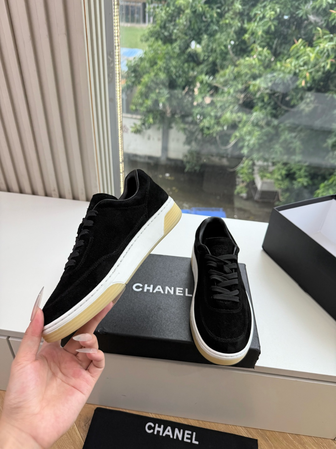 G059chanel26a球鞋美到心巴上 一买一个不吱声 讲道理 看到实物穿上脚 就会觉得右边黑色的更好看 有底有厚度 G059chanel26a球鞋美到心巴上 一买一个不吱声 讲道理 看到实物穿上脚 就会觉得右边黑色的更好看 有底有厚度