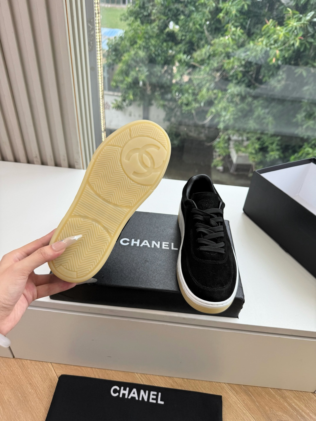 G059chanel26a球鞋美到心巴上 一买一个不吱声 讲道理 看到实物穿上脚 就会觉得右边黑色的更好看 有底有厚度 G059chanel26a球鞋美到心巴上 一买一个不吱声 讲道理 看到实物穿上脚 就会觉得右边黑色的更好看 有底有厚度