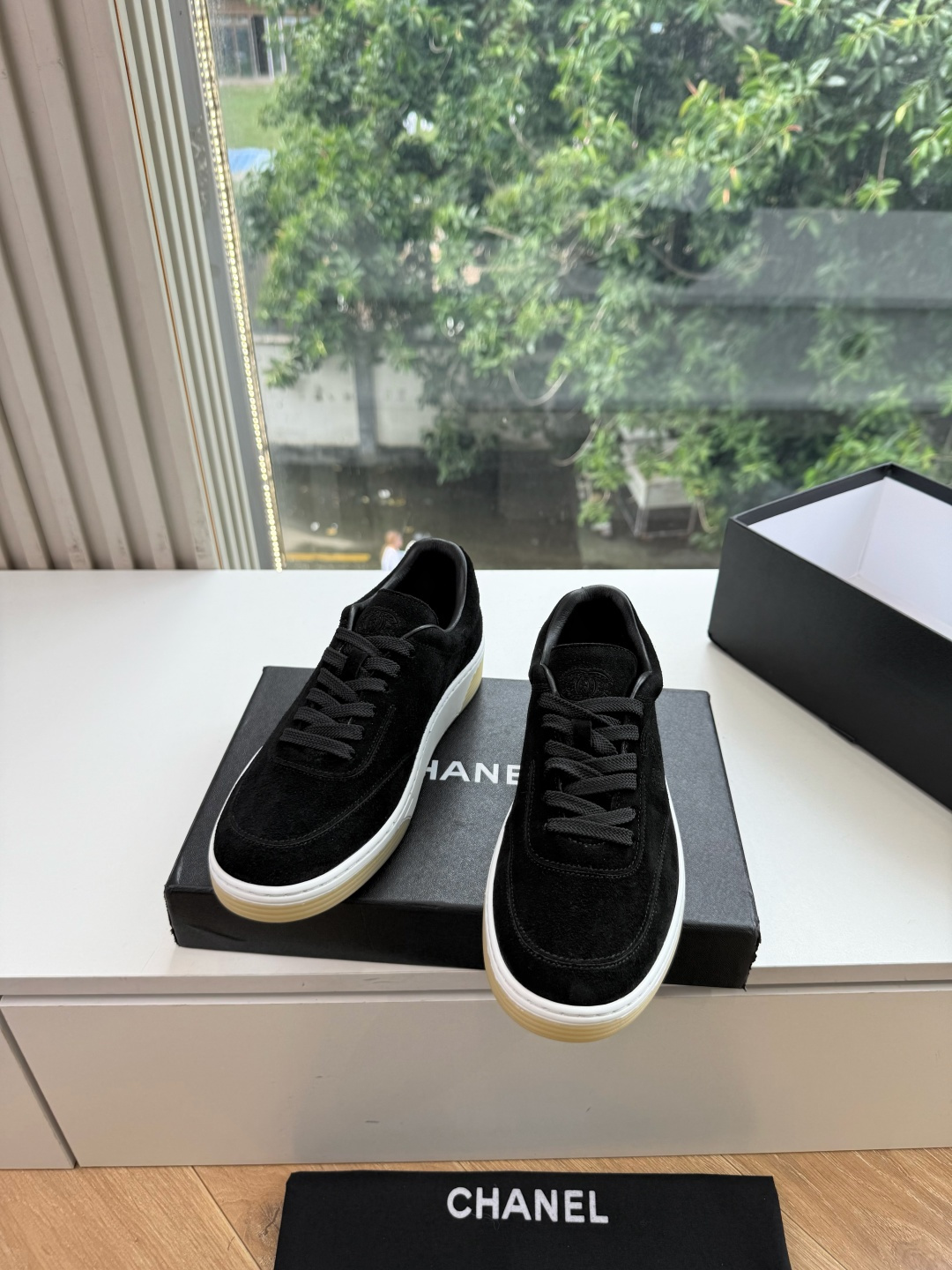 G059chanel26a球鞋美到心巴上 一买一个不吱声 讲道理 看到实物穿上脚 就会觉得右边黑色的更好看 有底有厚度 