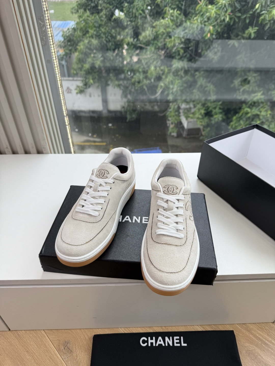 G059chanel26a球鞋美到心巴上 一买一个不吱声 讲道理 看到实物穿上脚 就会觉得右边黑色的更好看 有底有厚度 G059chanel26a球鞋美到心巴上 一买一个不吱声 讲道理 看到实物穿上脚 就会觉得右边黑色的更好看 有底有厚度