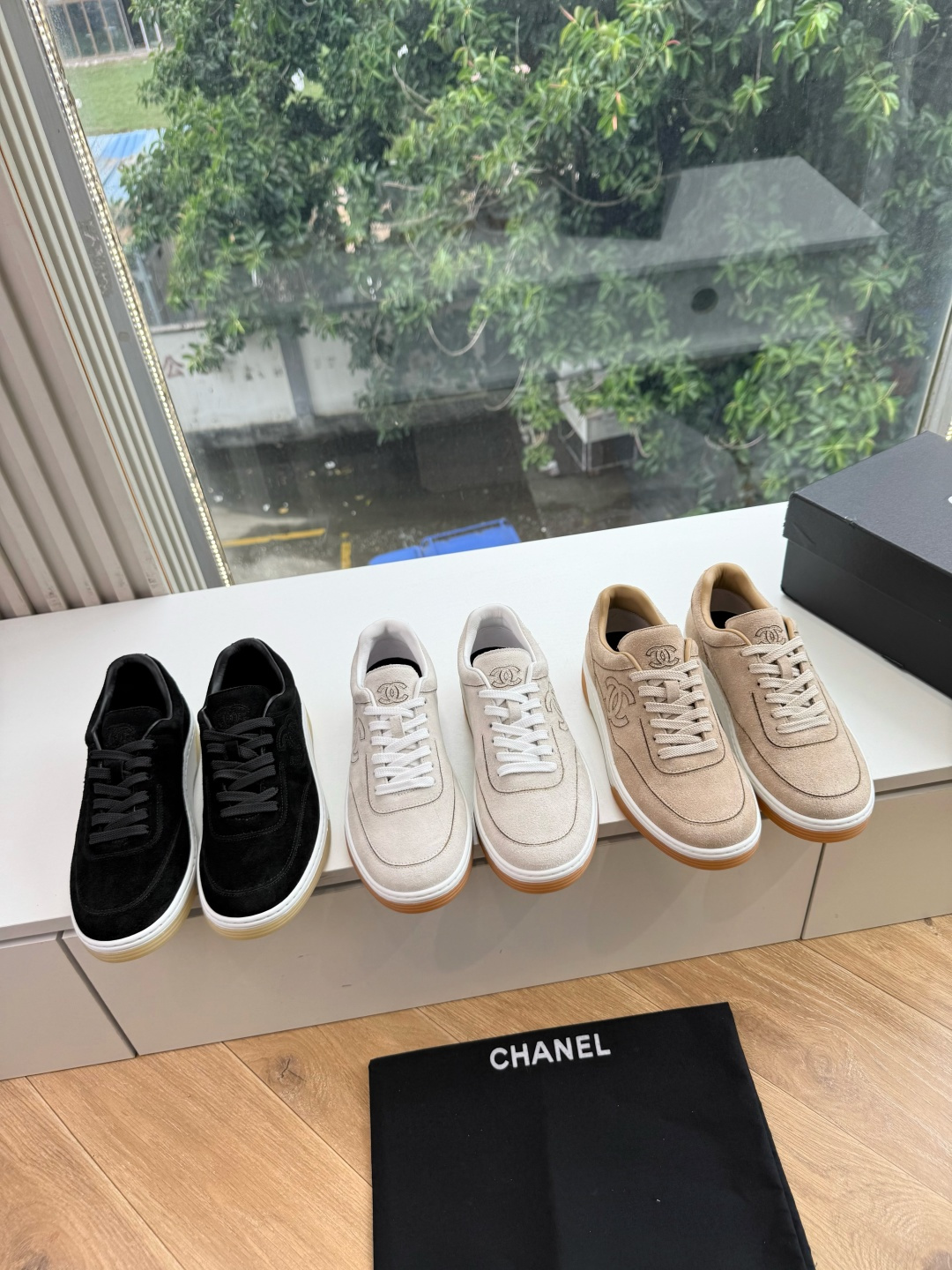 G059chanel26a球鞋美到心巴上 一买一个不吱声 讲道理 看到实物穿上脚 就会觉得右边黑色的更好看 有底有厚度 