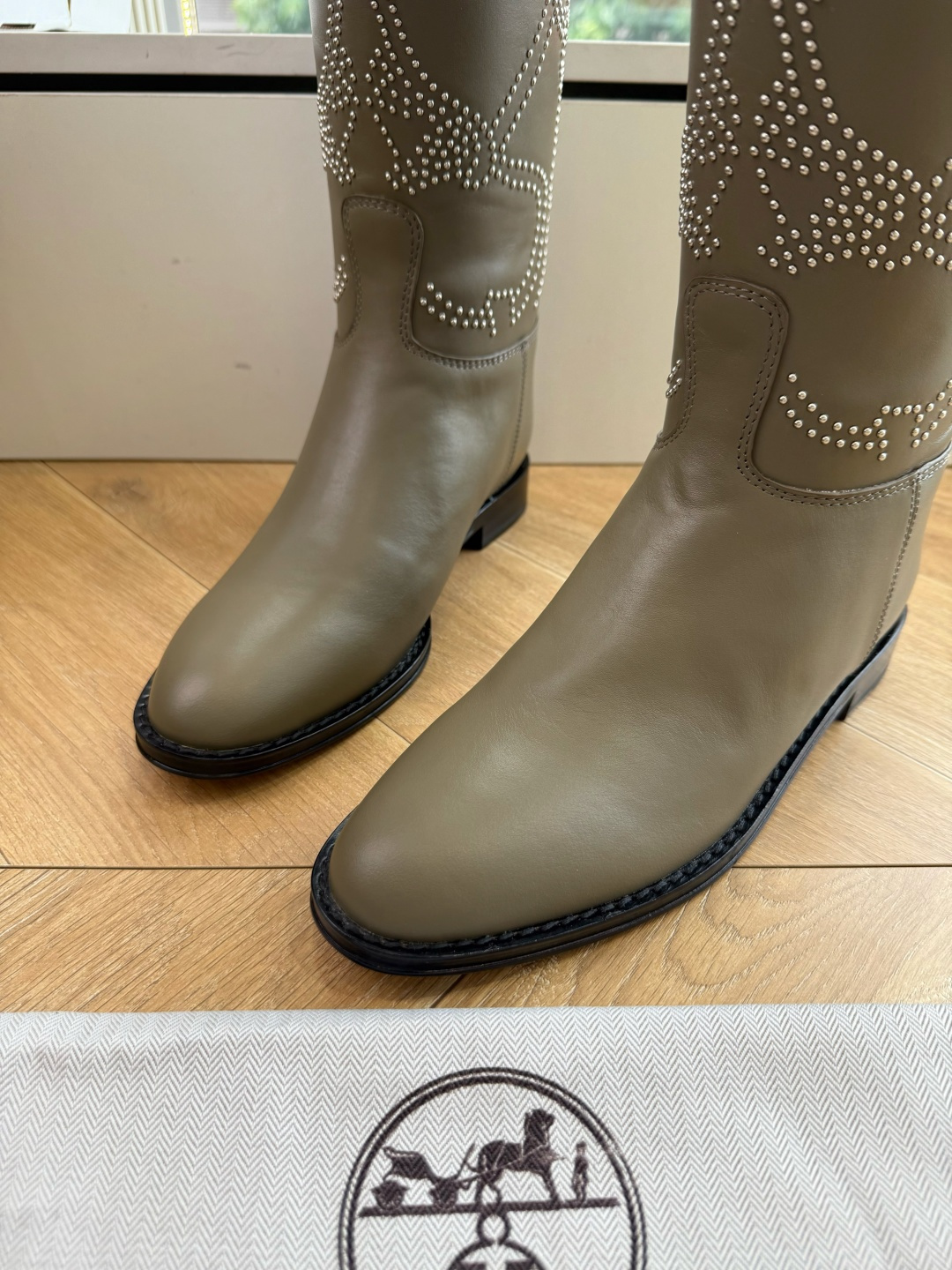 G223顶级版本 原版购入 H家秋冬新款 HERMES爱马仕尖头骑士靴长靴子专柜价格接近2W高昂的售价自然有独特的工艺和 G223顶级版本 原版购入 H家秋冬新款 HERMES爱马仕尖头骑士靴长靴子专柜价格接近2W高昂的售价自然有独特的工艺和